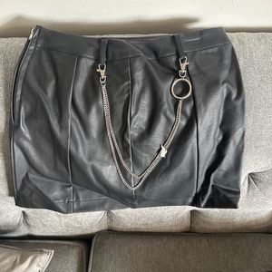 Forever 21 Faux Leather Black Chain Skirt L NWT